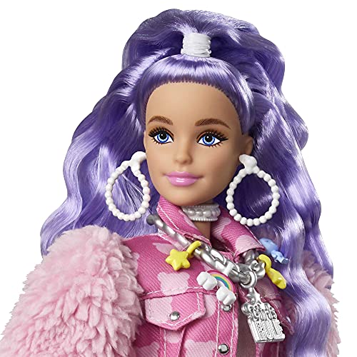 Barbie Extra Muñeca articulada con pelo púrpura, accesorios de moda y mascota(Mattel GXF08)
