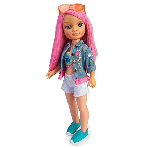Nancy - Un día brillando en la oscuridad, Muñeca de pelo rosa y pintalabios que brillan en la oscuridad y accesorios personalizables para niñas y niños a partir de 3 años, Famosa, (700016637)