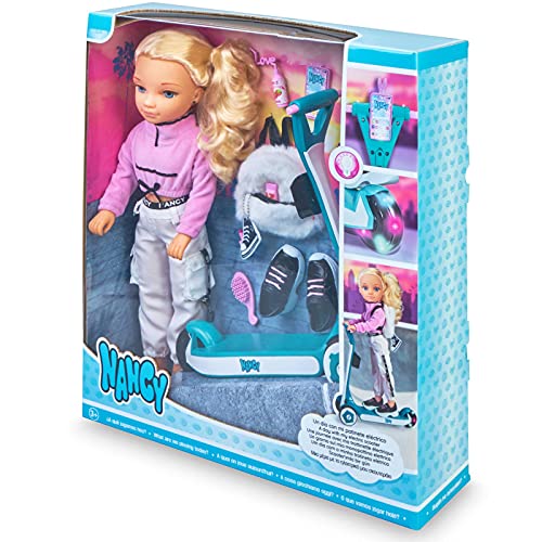 Nancy - Un día con patinete, Muñeca con patinete, tiene luces en las ruedas, ropa muy cool y accesorios para llevar en su mochila, para niñas y niños a partir de 3 años, Famosa (700016705)