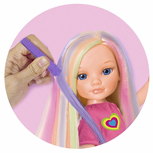 Nancy - Un día haciendo mechas, muñeca con tizas de colores para pintar el pelo y hacer peinados originales, incluye accesorios como un peine y coleteros, regalo para niños y niñas, FAMOSA (700013865)