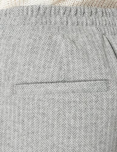 Pantalón con bolsillos en los laterales, con bolsillos falsos de vivos en la parte trasera, con goma en la cintura con cordón.