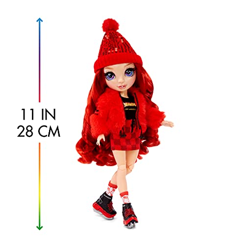 Rainbow High Winter Break Ruby Anderson-Muñeca de Moda roja con 2 atuendos, Equipo de Nieve y Pedestal-Incluye esquís, Patines, Accesorios y más-Edad: 6+ años, Color (574286C3)