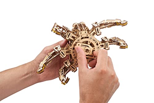 UGEARS Puzzle 3D de Explorador Hexápodo - Maqueta para Montar un Robot Araña con Motor de Resorte (Camina hasta 3 Metros) - Maquetas de Madera y Puzzles 3D - Maquetas para Construir para Adultos