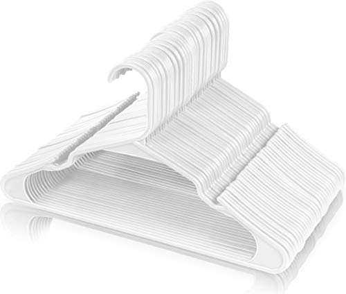 Utopia Home - (Paquete de 50) - Perchas de plástico resistentes (42 cm de ancho) - Perchas de alta calidad para el armario - Duraderas y delgadas - Diseñados para ropa delicada - (Blancos)