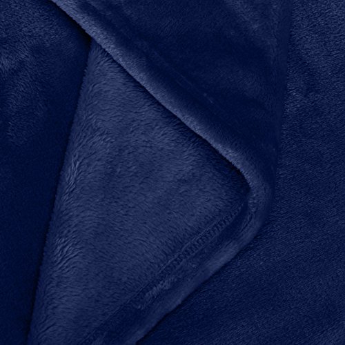 Amazon Basics - Manta, de suave felpa - 168 x 229cm - azul marino