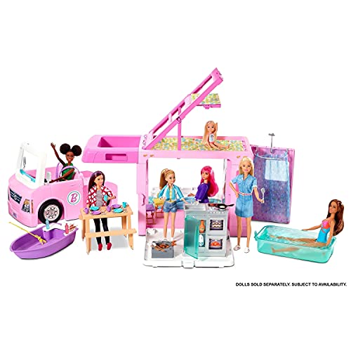 Barbie Caravana para Acampar 3 En 1 De con Piscina, Camioneta, Barca Y 50 Accesorios + Muñecas Y Chelsea con Caballos Y Accesorios, Regalo para Niñas Y Niños 3-9 Años, Embalaje Sostenible