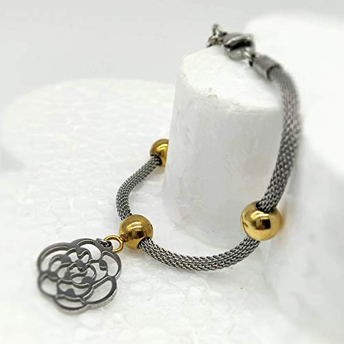 BDM Pulsera de Mujer Acero, antialergia, Cierre mosuqeton, Brazalete Color Plata con Colgante de una Flor, Cuentas en Color Oro. Brazalete Original y Elegante.