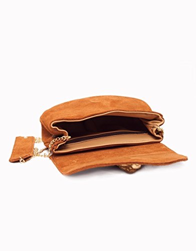 Bolso bandolera KORA hecho a mano con piel de serraje marrón y detalle central dorado.