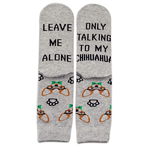 Calcetines para amantes de mascotas de Chihuahua, con texto en inglés "Leave Me Alone Only Talking To My Chihuahua Today"