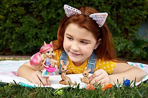 Enchantimals Sunny Savanna Muñeca Kamilla Kangaroo con familia de canguros mascota de juguete (Mattel GTM31)
