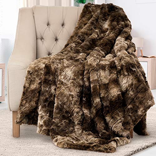 Everlasting Comfort Manta elegante de piel sintética - Suave y acogedora - Manta para sofá - Manta de pelo suave para el sofá y la cama - 127 x 165 cm - (Chocolate)