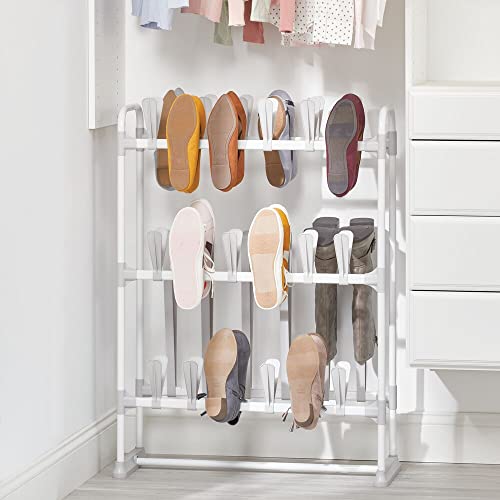 mDesign Colgador de zapatos de 3 niveles – Zapatero de metal para 24 pares de zapatos y 3 pares de botas – Compacto organizador de zapatos para armario, pasillo o dormitorio – blanco y gris