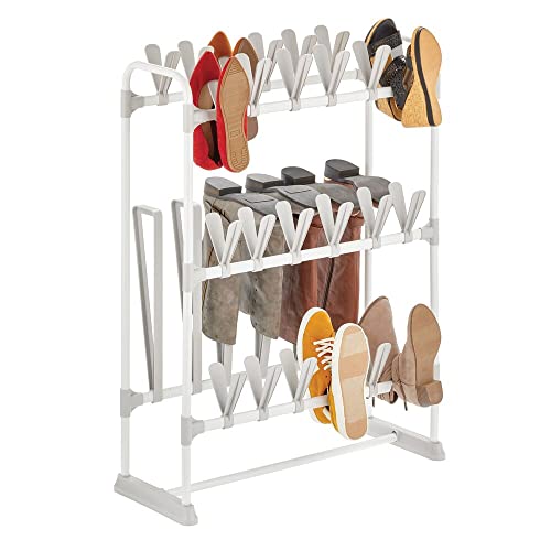 mDesign Colgador de zapatos de 3 niveles – Zapatero de metal para 24 pares de zapatos y 3 pares de botas – Compacto organizador de zapatos para armario, pasillo o dormitorio – blanco y gris
