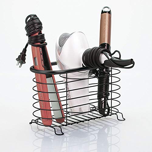 mDesign Soporte para secador de pelo sin taladro para el baño – Práctico cesto de rejilla en metal – Cesta metálica para secador, rizador eléctrico y plancha para el lavabo o la estantería – negro