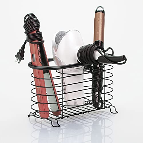 mDesign Soporte para secador de pelo sin taladro para el baño – Práctico cesto de rejilla en metal – Cesta metálica para secador, rizador eléctrico y plancha para el lavabo o la estantería – negro
