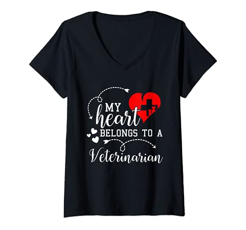 Mujer Mi corazón pertenece a un veterinario por amar a su esposa Camiseta Cuello V