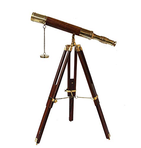 Telescopio de tubo de latón brillante con trípode de madera envejecida de alta ampliación