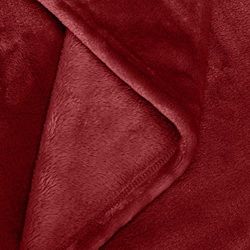 Amazon Basics - Manta Snuggle, hecha de suave felpa - 168 x 229cm - Borgoña