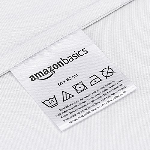 AmazonBasics - Juego con funda de edredón, en microfibra, 220 cm x 250 cm, 50 cm x 80 cm x 2, blanco brillante