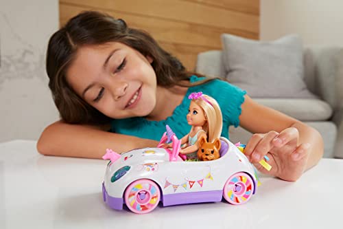 Barbie Chelsea con coche, muñeca con vehículo de juguete, mascota, pegatinas y accesorios de juguete (Mattel GXT41)