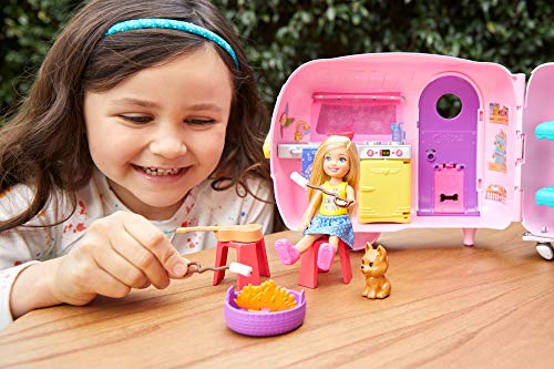 Barbie - Chelsea Muñeca y Su Caravana, con Perrito y Accesorios (Mattel FXG90)