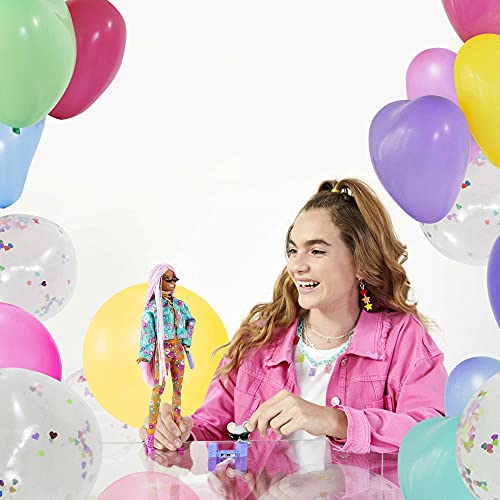 Barbie Extra Muñeca articulada con trenzas rosas y ropa de flores, accesorios de moda y mascota (Mattel GXF09)