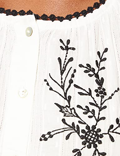 Blusa de manga larga, con cuello redondo, con bordados a contraste de color en el cuello en las mangas y en el delantero, con mangas abullonadas y con cierre de botones.