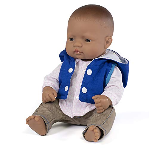 Miniland latinoamericano con ropita y complementos Set de regalo: Muñeco bebé con rasgos latinos y conjunto de chaleco con capucha, camisa y pantalón. (31204)