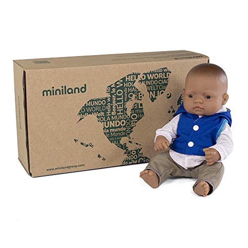 Miniland latinoamericano con ropita y complementos Set de regalo: Muñeco bebé con rasgos latinos y conjunto de chaleco con capucha, camisa y pantalón. (31204)