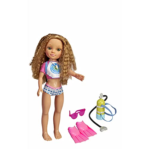Nancy, un día salvando Tortugas, muñeca de Pelo Rizado con Traje de baño y Accesorios de Buceo para niños y niñas a Partir de 3 años (Famosa 700016254)