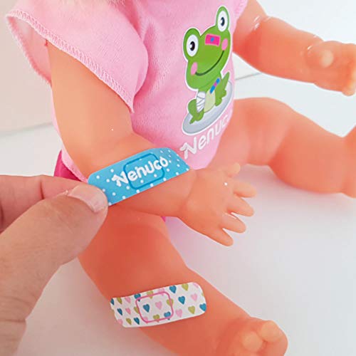 Nenuco - Cura Sana, muñeca para Jugar a los médicos con tu bebé, con tiritas de Colores y el Kit médico para Curar a la muñeca, Juguete indicado para niños y niñas de 3 años, Famosa (700016256)