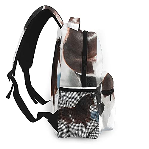 SXCVD Mochila informal,Caballo Clydesdale corre al galope en un campo nevado en inv,Mochila para portátil de negocios,Mochila de viaje de senderismo para hombres,mujeres,adolescentes