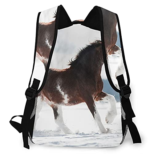 SXCVD Mochila informal,Caballo Clydesdale corre al galope en un campo nevado en inv,Mochila para portátil de negocios,Mochila de viaje de senderismo para hombres,mujeres,adolescentes