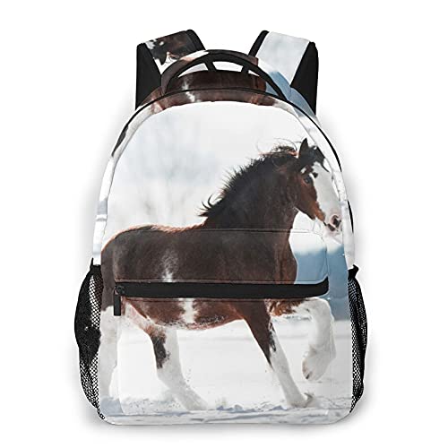 SXCVD Mochila informal,Caballo Clydesdale corre al galope en un campo nevado en inv,Mochila para portátil de negocios,Mochila de viaje de senderismo para hombres,mujeres,adolescentes